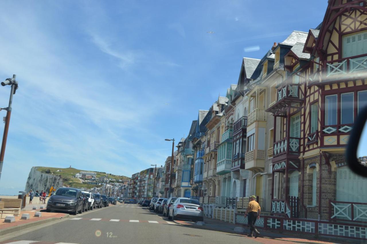 B&B Hotel Le Treport Friville Exteriör bild
