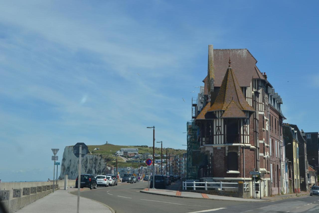 B&B Hotel Le Treport Friville Exteriör bild